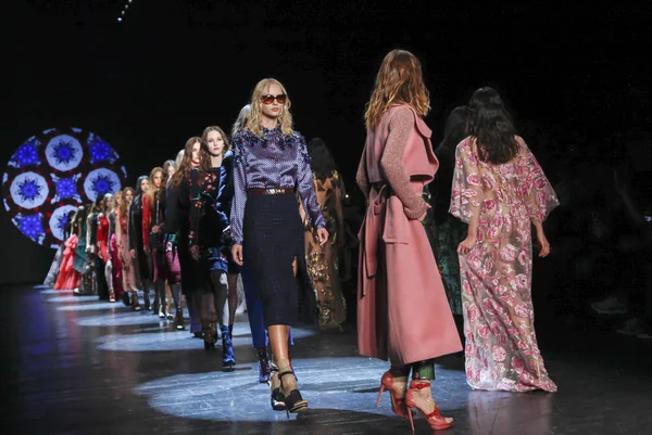 Monique Lhuillier pist gösteri