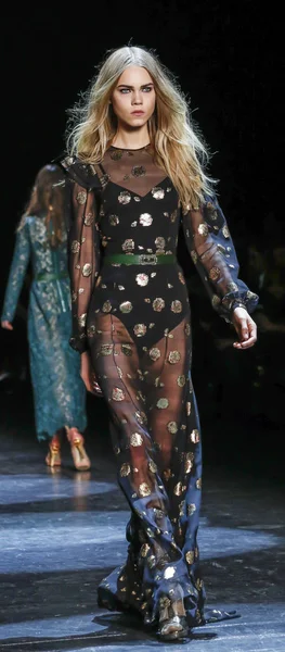 Monique Lhuillier pist gösteri