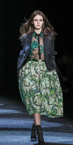 Monique Lhuillier pist gösteri