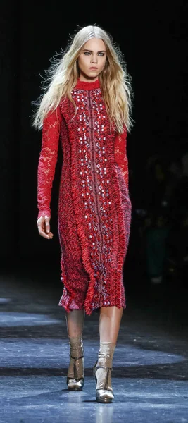 Monique Lhuillier pist gösteri