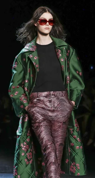 Monique Lhuillier pist gösteri