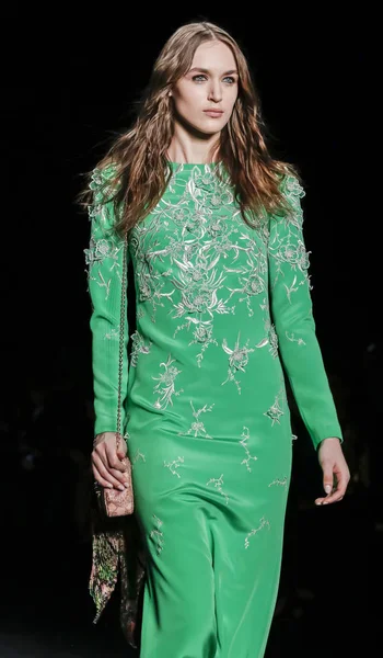 Monique Lhuillier pist gösteri