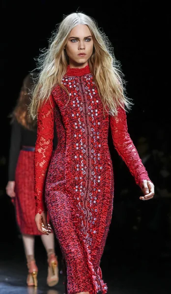 Monique Lhuillier pist gösteri