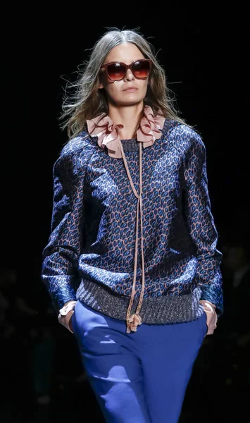 Monique Lhuillier pist gösteri