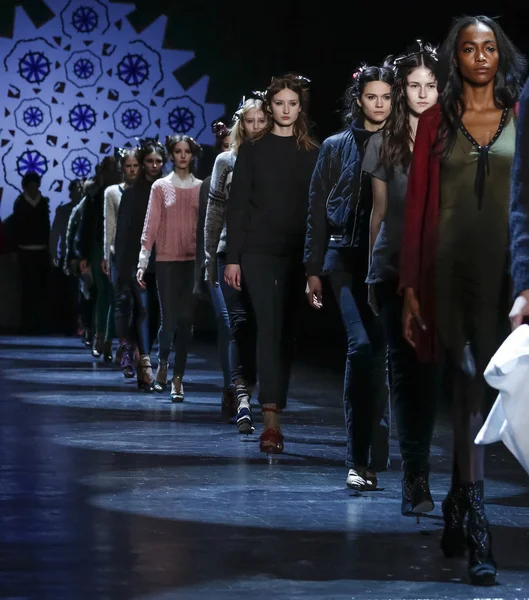 Monique Lhuillier pist gösteri