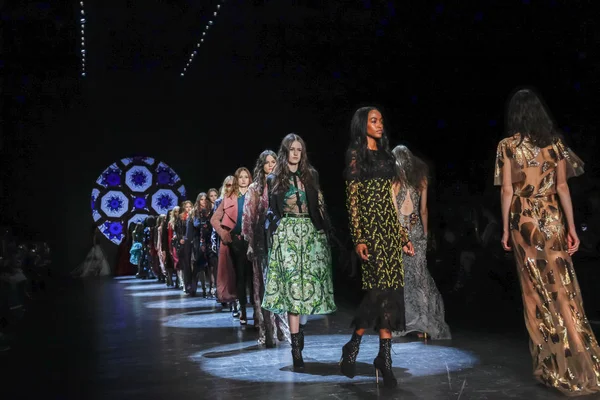 Monique Lhuillier pist gösteri