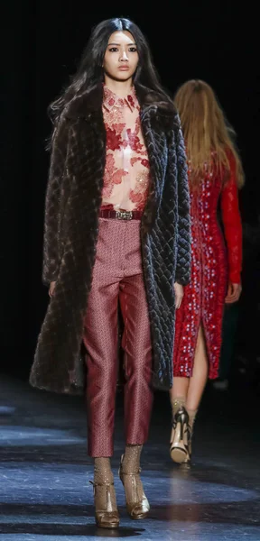 Monique Lhuillier pist gösteri