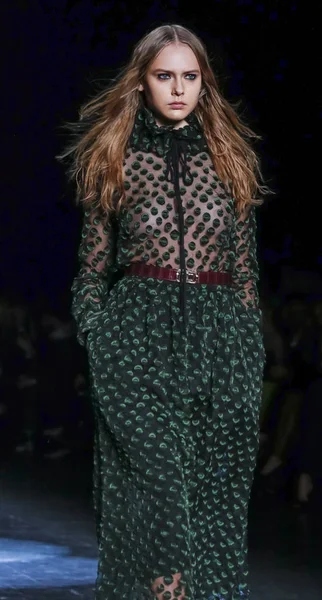 Monique Lhuillier pist gösteri