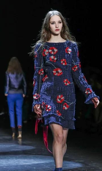 Monique Lhuillier pist gösteri