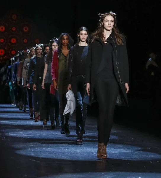 Monique Lhuillier pist gösteri