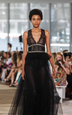 Monique Lhuillier pist gösteri