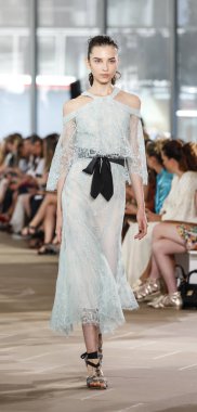 Monique Lhuillier pist gösteri