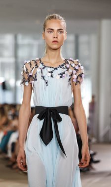 Monique Lhuillier pist gösteri