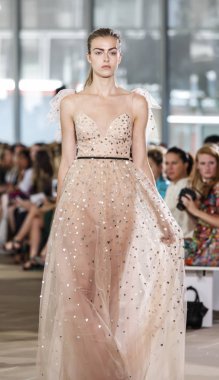 Monique Lhuillier pist gösteri