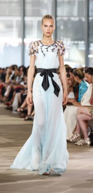 Monique Lhuillier pist gösteri