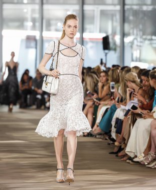 Monique Lhuillier pist gösteri