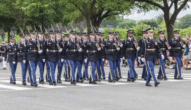 Anma günü geçit töreni 