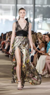 Monique Lhuillier pist gösteri