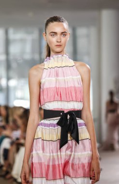 Monique Lhuillier pist gösteri