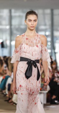 Monique Lhuillier pist gösteri