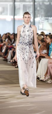 Monique Lhuillier pist gösteri