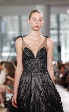 Monique Lhuillier pist gösteri