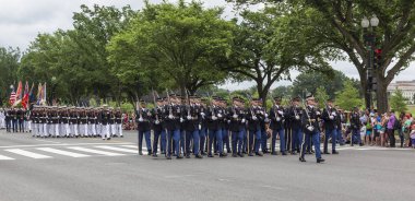 Anma günü geçit töreni 