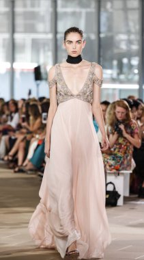 Monique Lhuillier pist gösteri