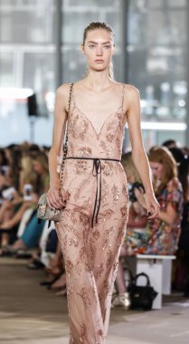 Monique Lhuillier pist gösteri