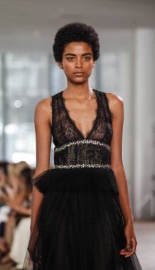 Monique Lhuillier pist gösteri