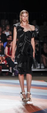 Chrisyian Siriano pist gösteri