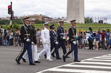 Anma günü geçit töreni 