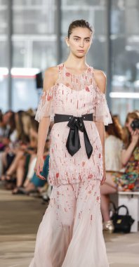 Monique Lhuillier pist gösteri