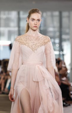 Monique Lhuillier pist gösteri