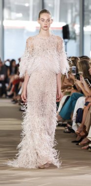 Monique Lhuillier pist gösteri