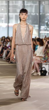 Monique Lhuillier pist gösteri