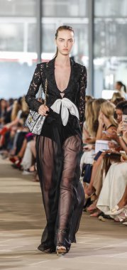 Monique Lhuillier pist gösteri