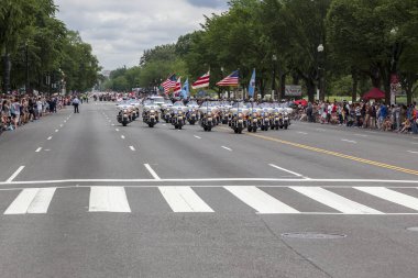 Anma günü geçit töreni 