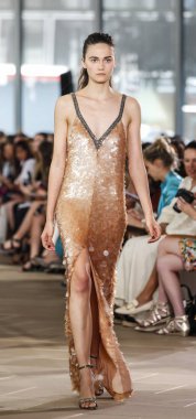 Monique Lhuillier pist gösteri