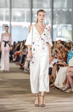 Monique Lhuillier pist gösteri