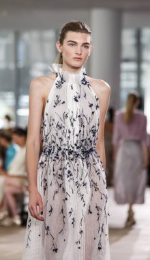 Monique Lhuillier pist gösteri