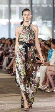 Monique Lhuillier pist gösteri