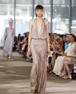 Monique Lhuillier pist gösteri