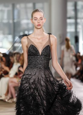 Monique Lhuillier pist gösteri