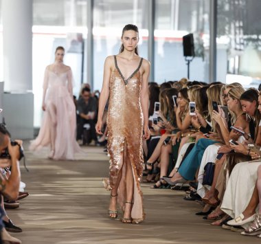 Monique Lhuillier pist gösteri