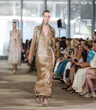 Monique Lhuillier pist gösteri