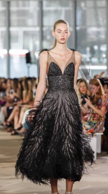 Monique Lhuillier pist gösteri