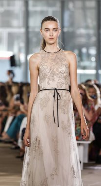 Monique Lhuillier pist gösteri