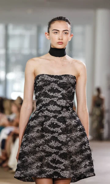 Monique Lhuillier runway show — Stock Photo, Image