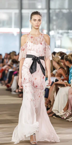 Monique Lhuillier pist gösteri